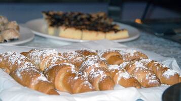 Ein Tisch mit Gebäck und Desserts.
