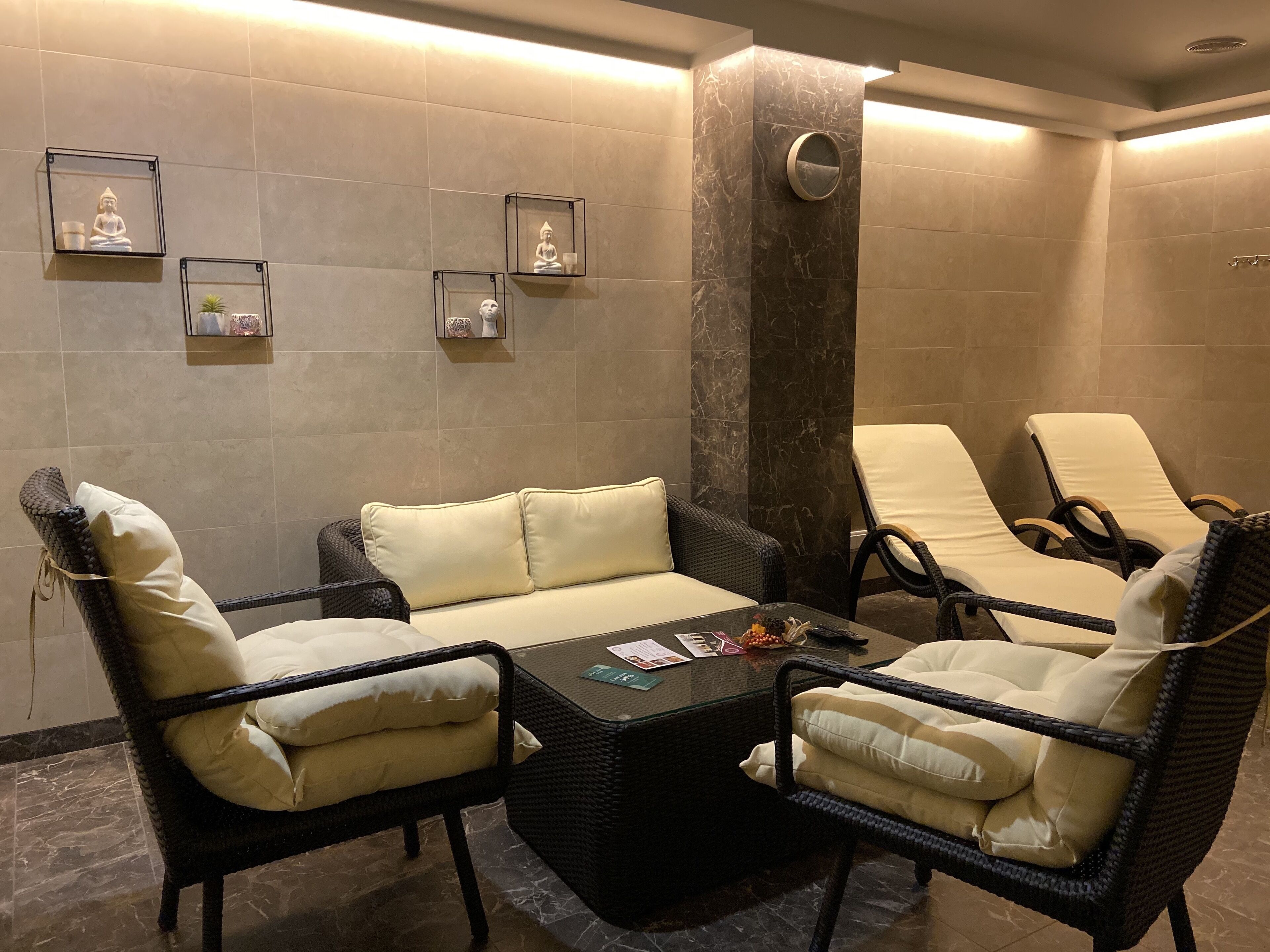 Körperbehandlungen, Ganzkörperwickelbehandlung, Maniküre und Pediküre