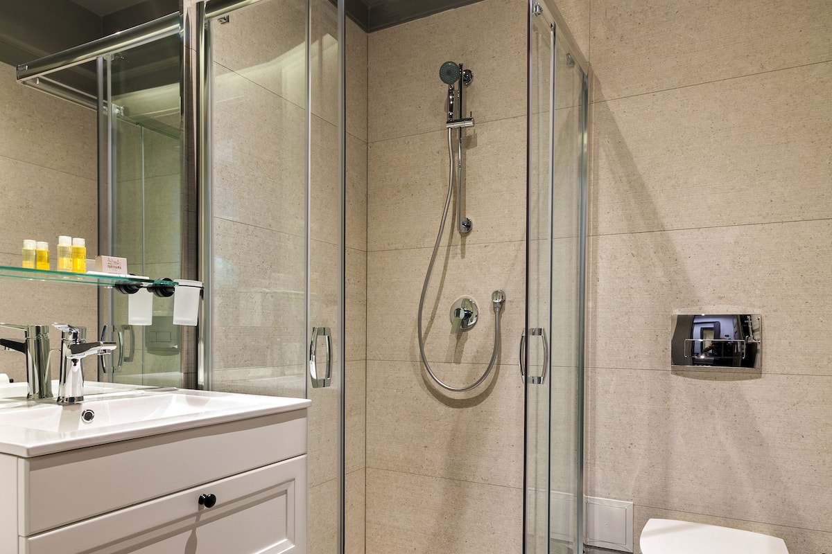 Perlengkapan mandi gratis, pengering rambut, jubah mandi, dan sandal