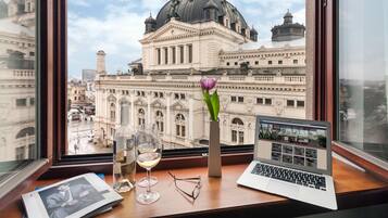 Minibar, escriptori i espai de treball apte per a portàtils