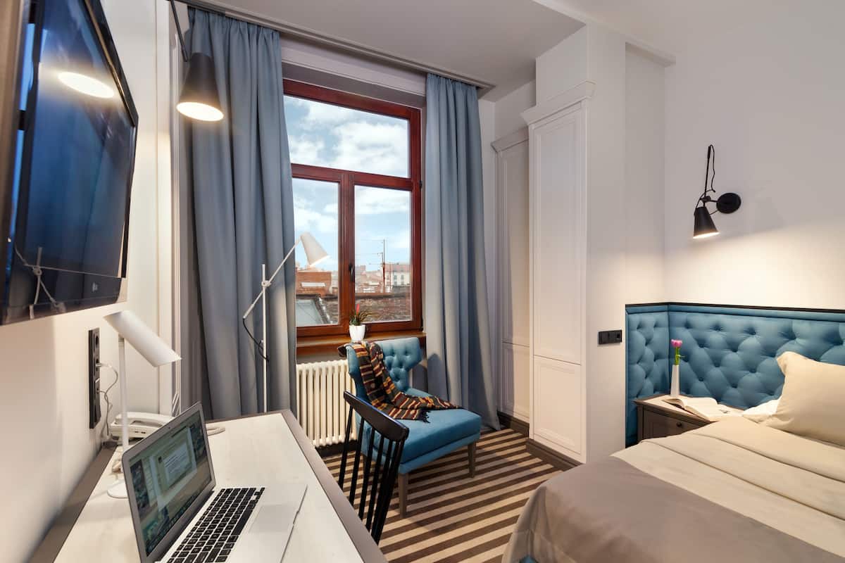 Minibar, escritorio, espacio para trabajar con un portátil y wifi gratis