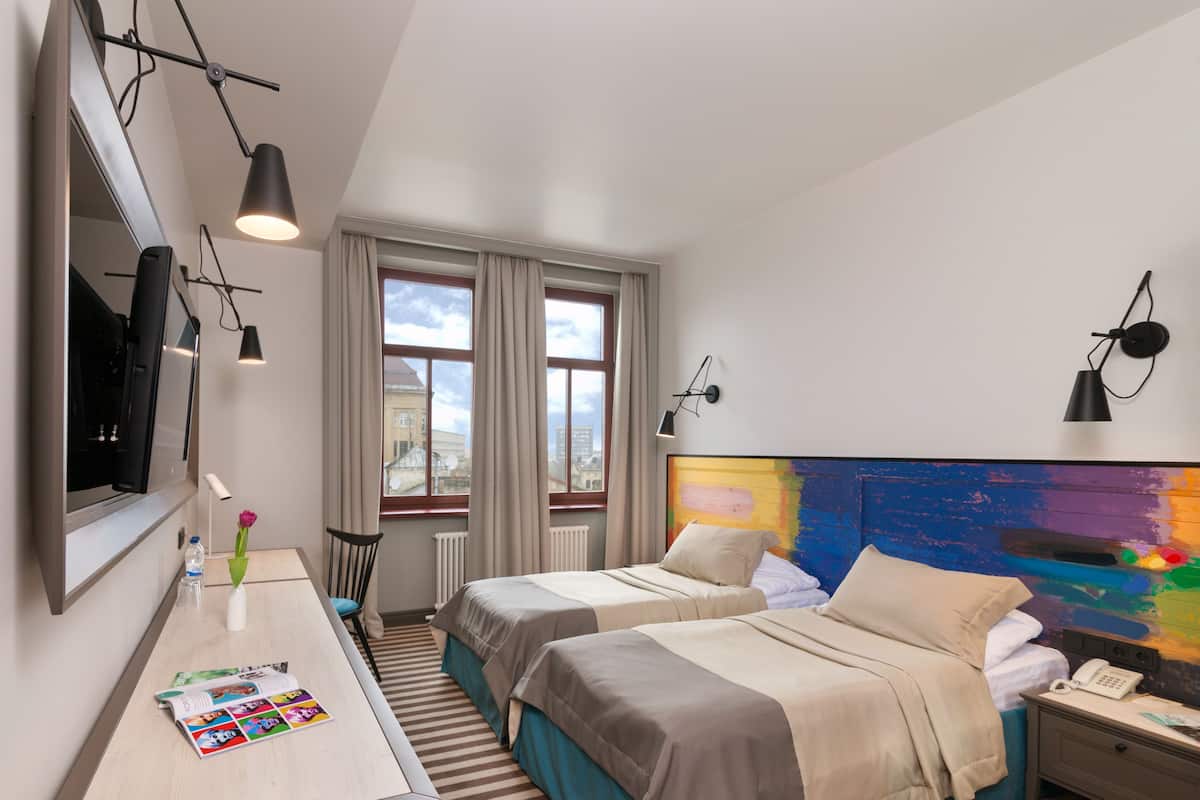 Kamar Standar, 2 Tempat Tidur Twin | Minibar, meja kerja, ruang kerja ramah laptop, dan Wi-Fi gratis