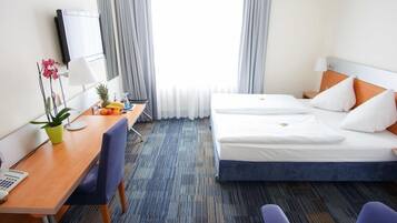 Cofres nos quartos, escrivaninha, ferros/tábuas de passar roupa