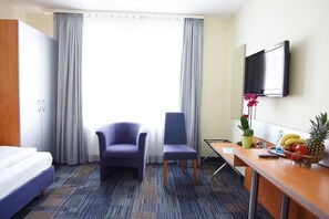 Zimmersafe, Schreibtisch, Bügeleisen/Bügelbrett, kostenlose Babybetten