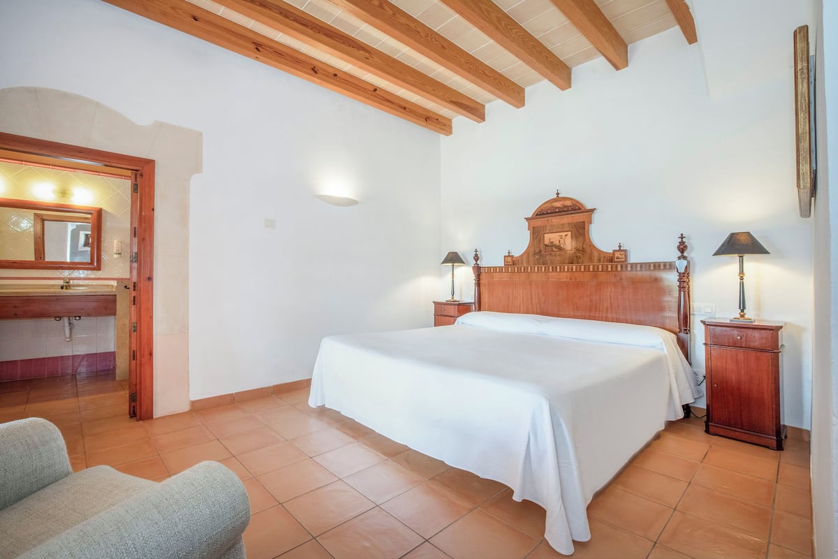 1 bedroom, premium bedding, minibar, in-room safe