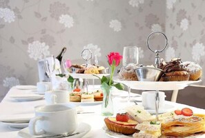 Lunch and dinner served