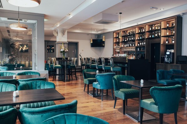 2 bars/lounges