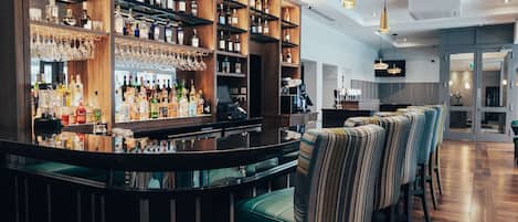 2 Bars/Lounges