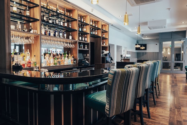 2 bars/lounges