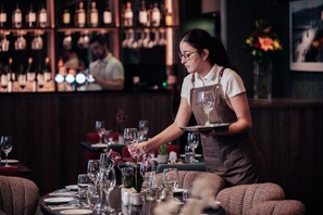 A bar setting with a bartender serving a customer. - Fitzwilton Hotel (Waterford)