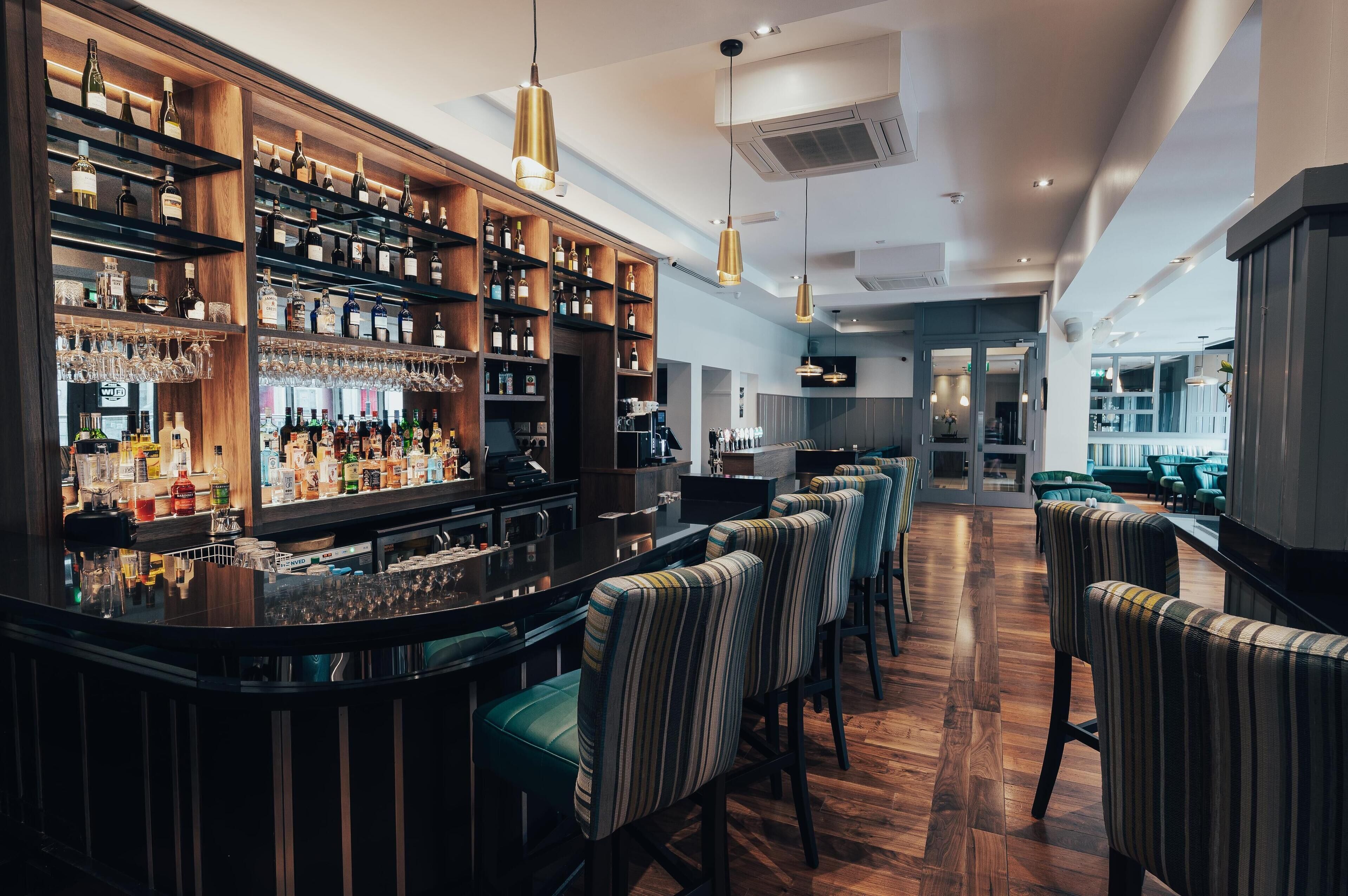 2 bars/lounges