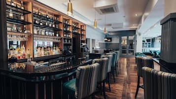 2 bars/lounges
