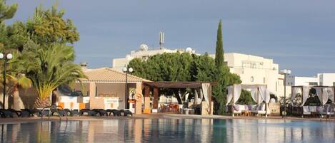 Kolam renang indoor dan kolam renang outdoor, dengan kursi berjemur