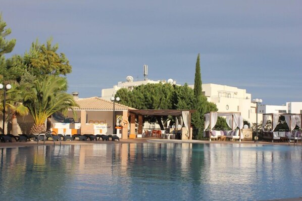 Indoor pool, outdoor pool, open 9 AM to 7:30 PM, pool loungers - Cheerfulway Balaia Plaza (Albufeira)