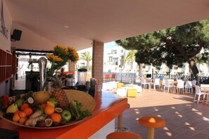 Pub, poolside views, open daily - Cheerfulway Balaia Plaza (Albufeira)