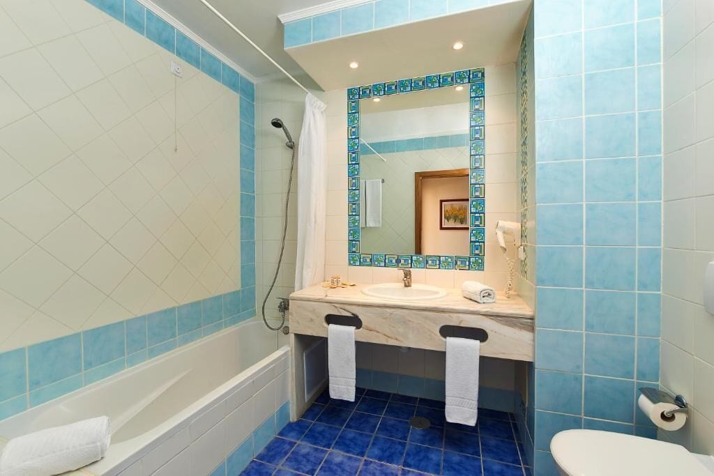 Un bagno con una vasca, un lavandino e un water.