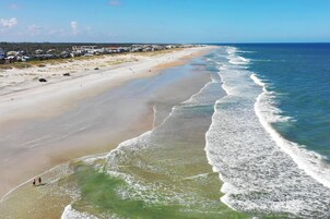 在海滩、白沙、海滩遮阳伞、沙滩毛巾