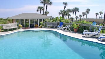 Außenpool, Sonnenschirme, Liegestühle