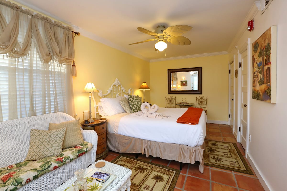 Sand Dollar Room (Beach House 1st Floor) | Egyptian cotton sheets, premium bedding, pillowtop beds