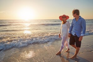 Aan het strand, wit zand, parasols, strandlakens