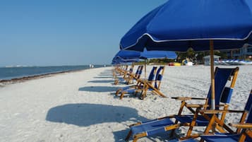 靠近海滩、沙滩椅、海滩遮阳伞、沙滩毛巾