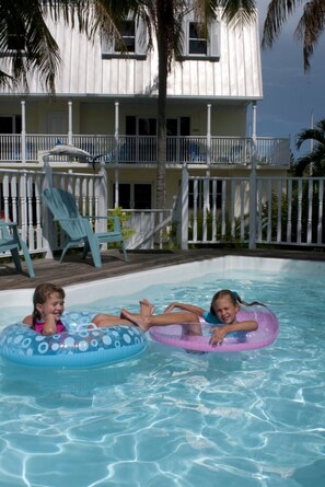 Outdoor pool, pool loungers - Tarpon Flats Inn & Marina (Key Largo)