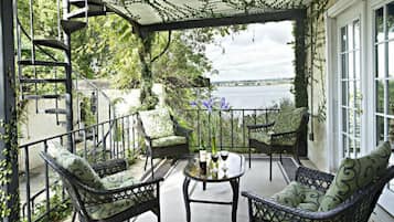 Suite, eigenes Bad (The Mediterranean (Room in the B&B)) | Blick auf den See