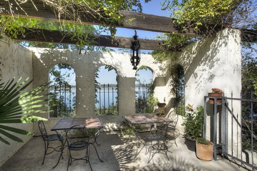 The Lakehouse Bed & Breakfast