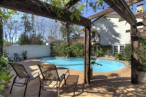Courtyard - The Lakehouse Bed & Breakfast (Canyon Lake)