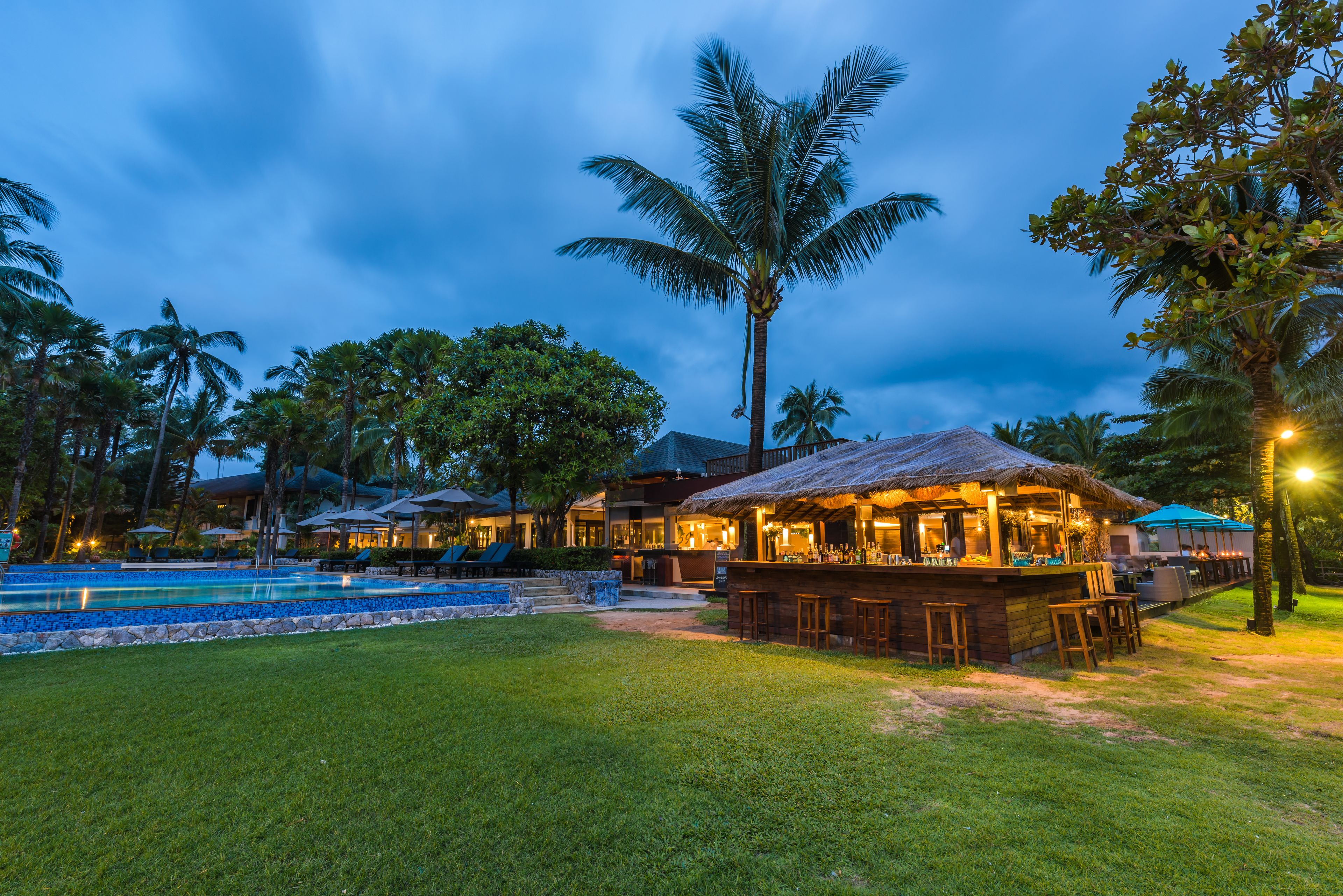 2 bars/lounges, poolside bar, beach bar