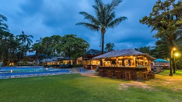 2 bars/lounges, poolside bar, beach bar