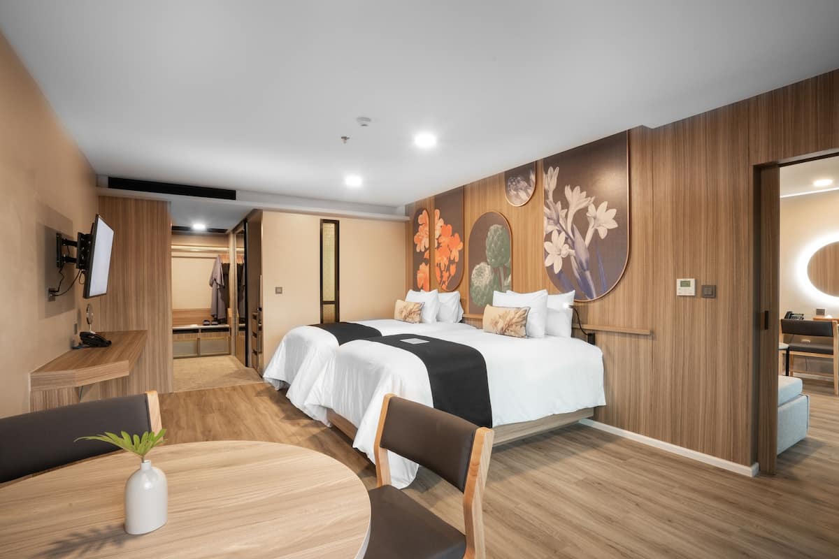 Family 2-Bedroom | Brankas, meja kerja, ruang kerja ramah laptop, dan tirai kedap cahaya