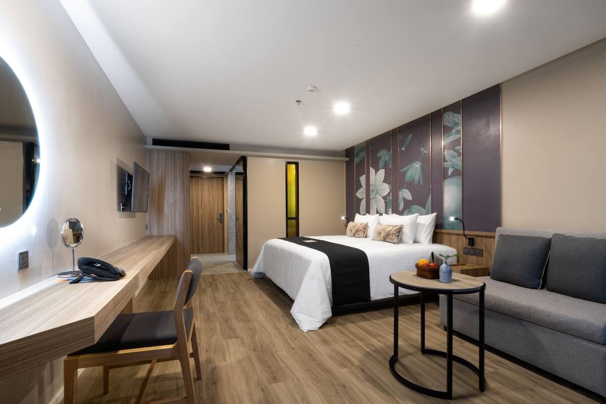 Superior King Room | Brankas, meja kerja, ruang kerja ramah laptop, dan tirai kedap cahaya