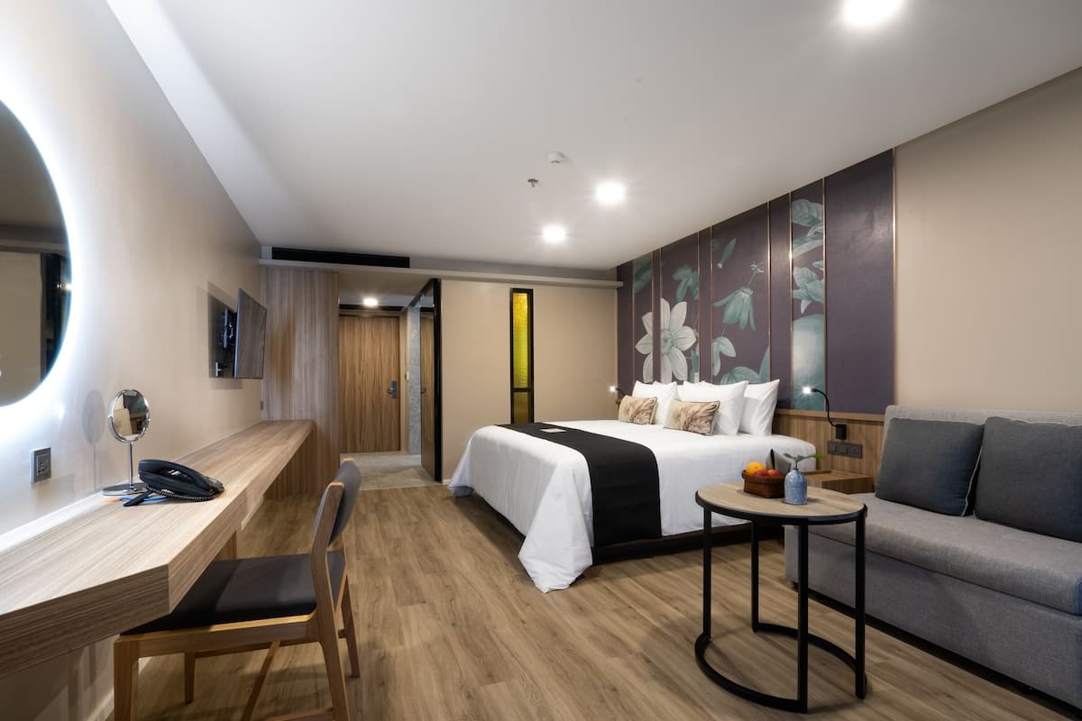 Superior King Room | 客房內保險箱、獨特裝潢、布置獨特、書桌