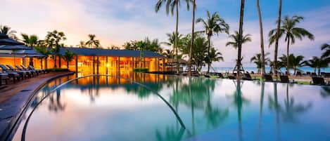 2 utendørsbassenger og solsenger