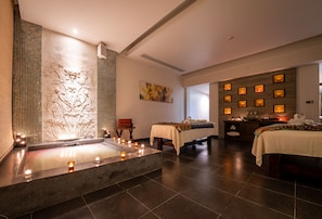 Salas de tratamiento para parejas, sauna y tina de hidromasaje 