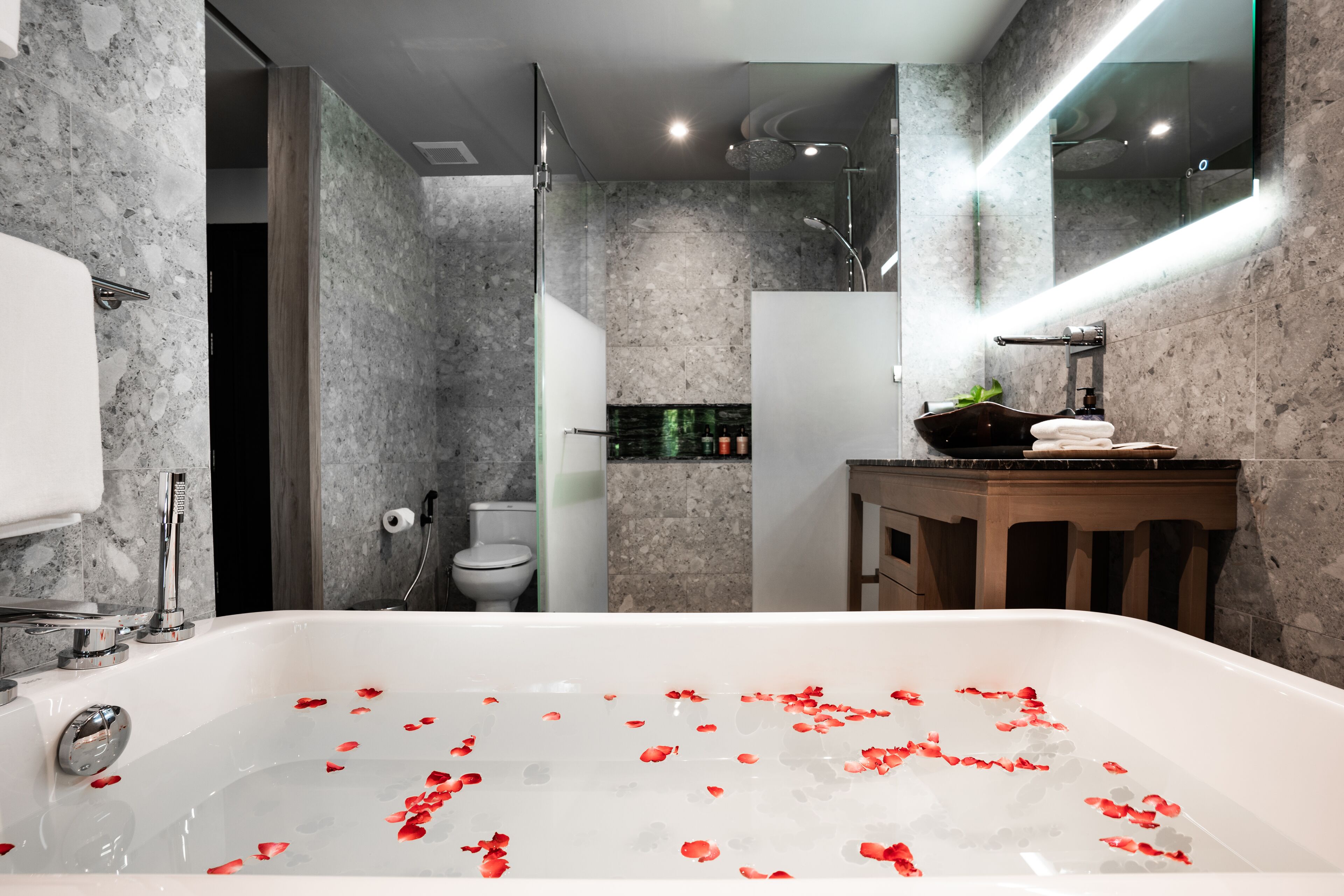 1 bedroom, minibar, in-room safe, individually decorated