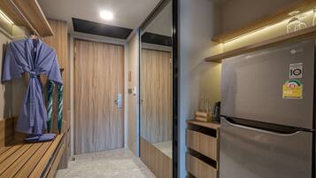 Una cocina moderna con refrigerador de acero inoxidable, armarios de madera y horno empotrado.