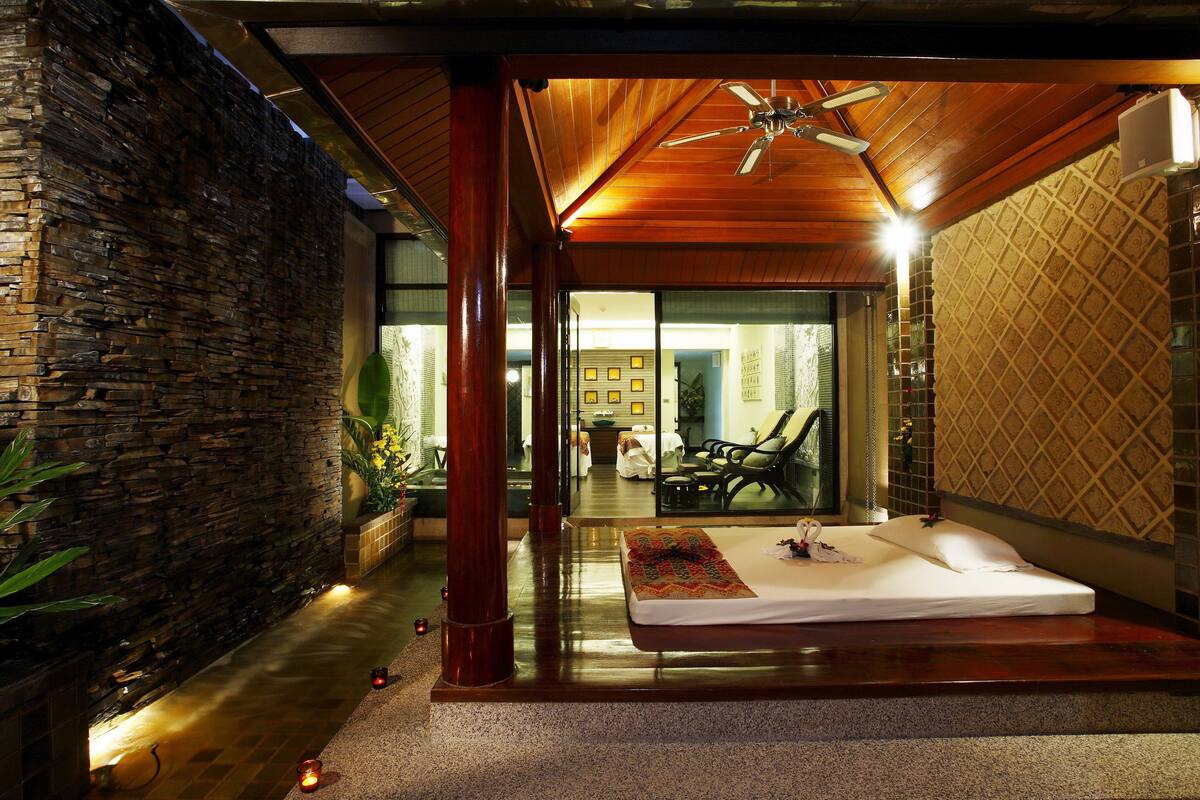 couples treatment room(s), sauna, hot tub, body treatments, hydrotherapy