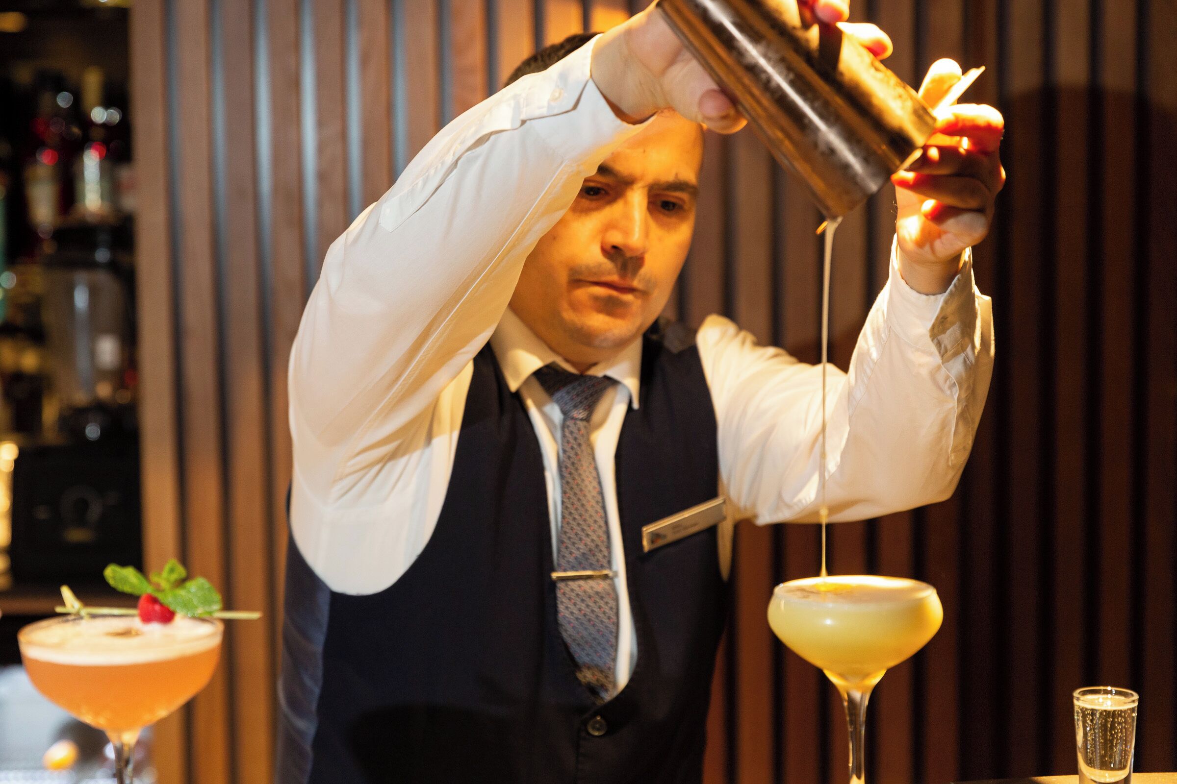 al fresco dining, serves lunch and dinner