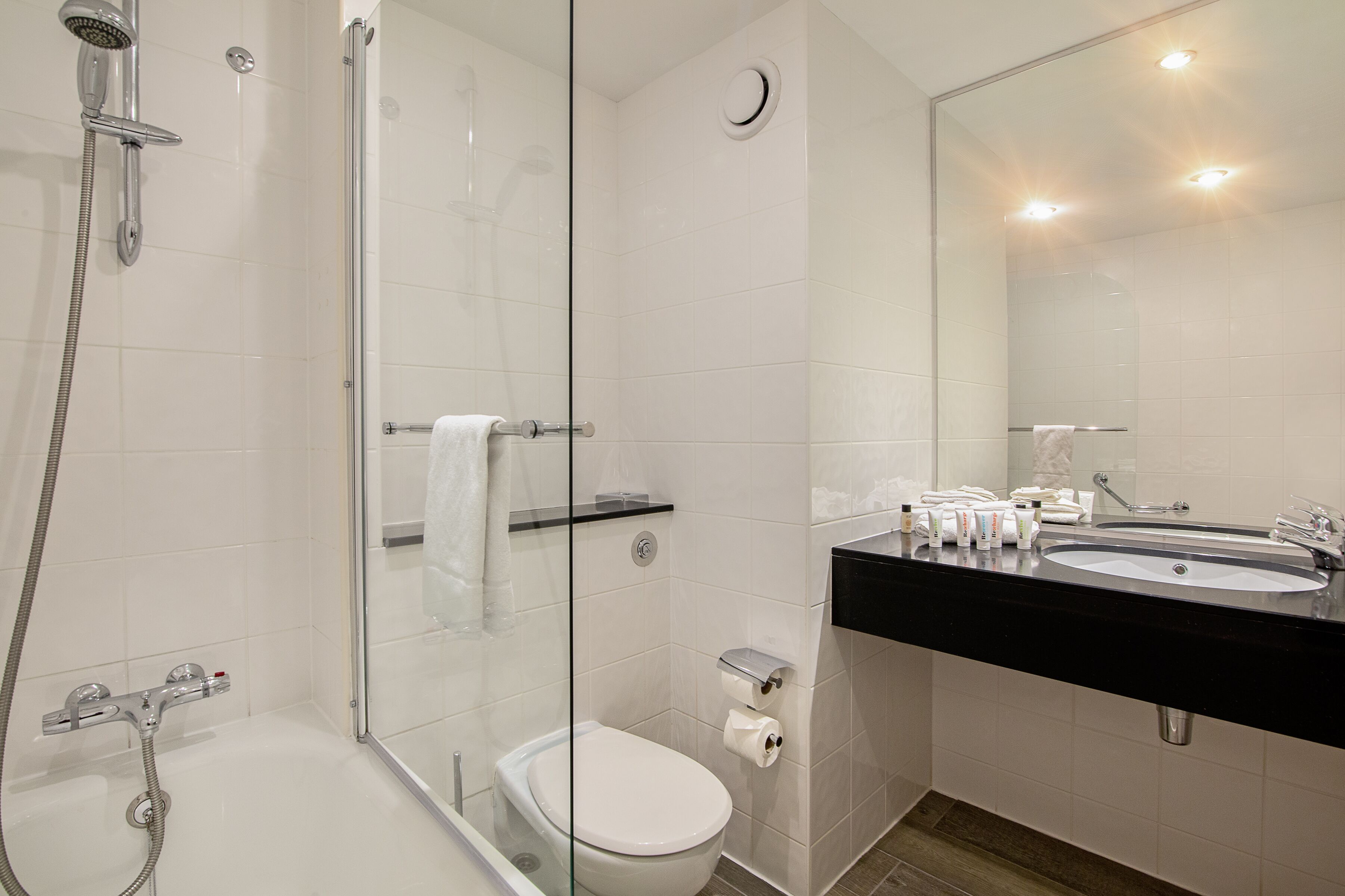 combined shower/bathtub, hair dryer, towels