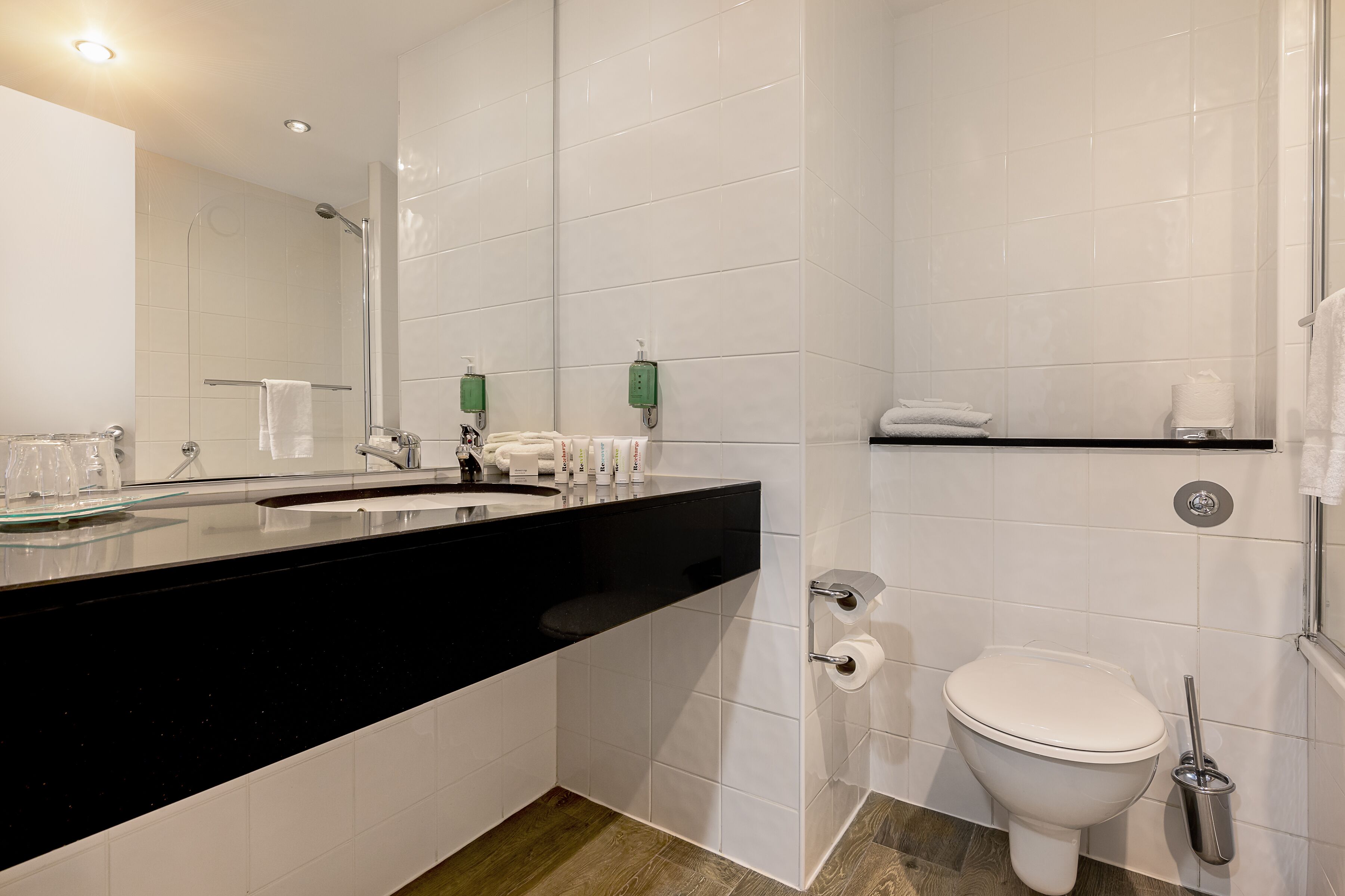 combined shower/bathtub, hair dryer, towels