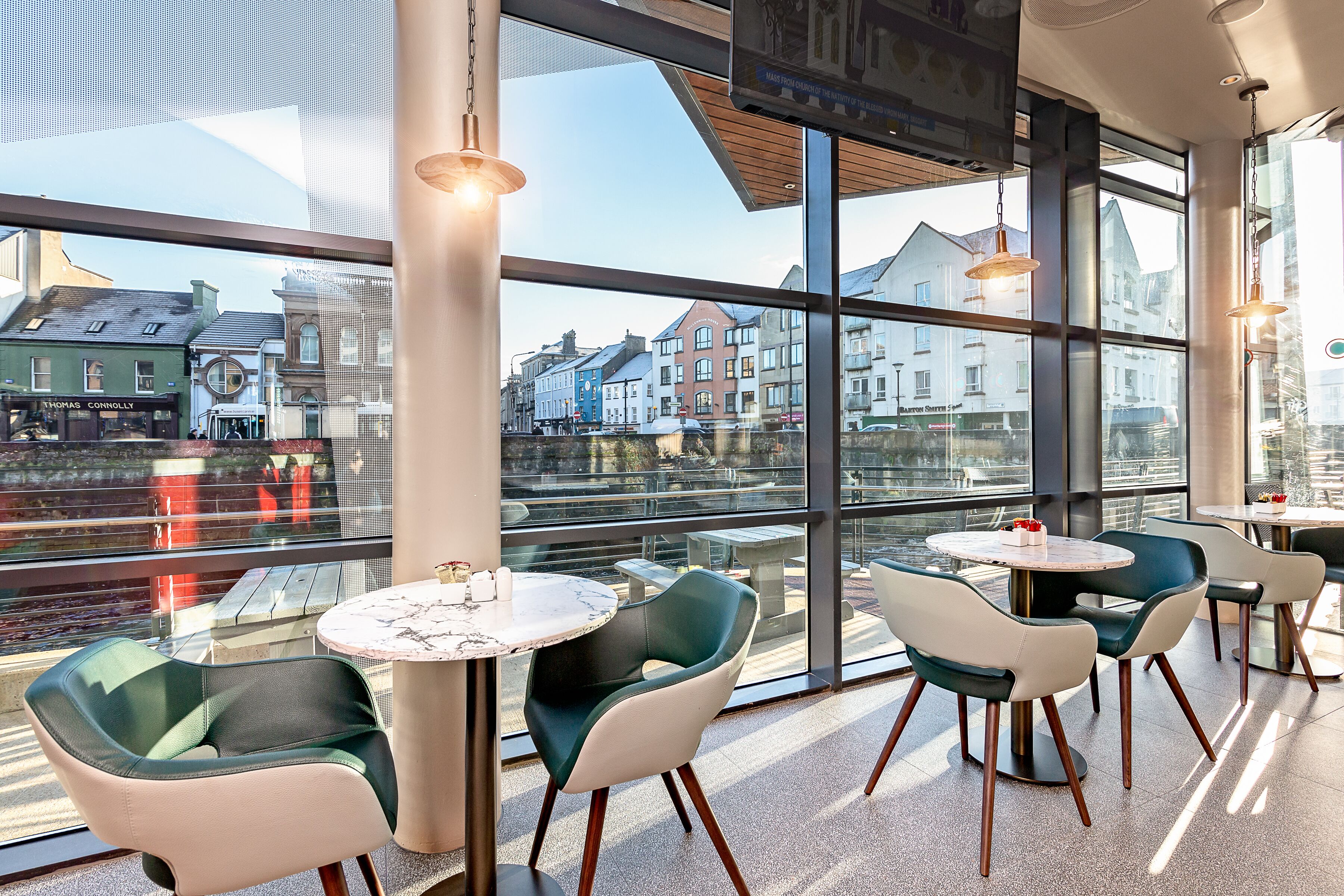 Alfresco dining, serves lunch and dinner