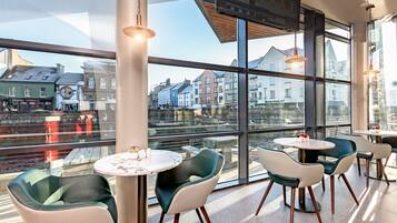 Al fresco dining, serves lunch and dinner