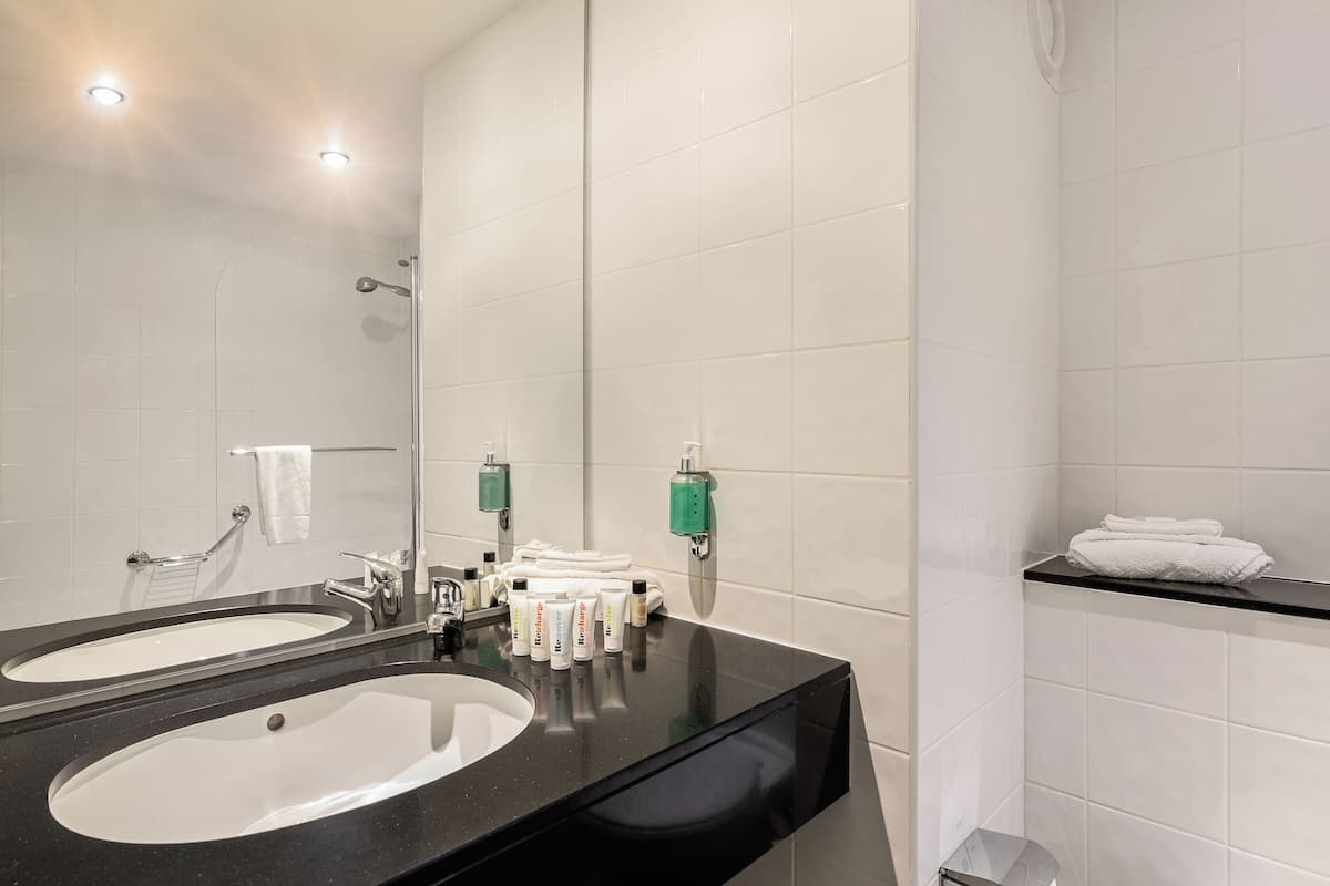 combined shower/bathtub, hair dryer, towels