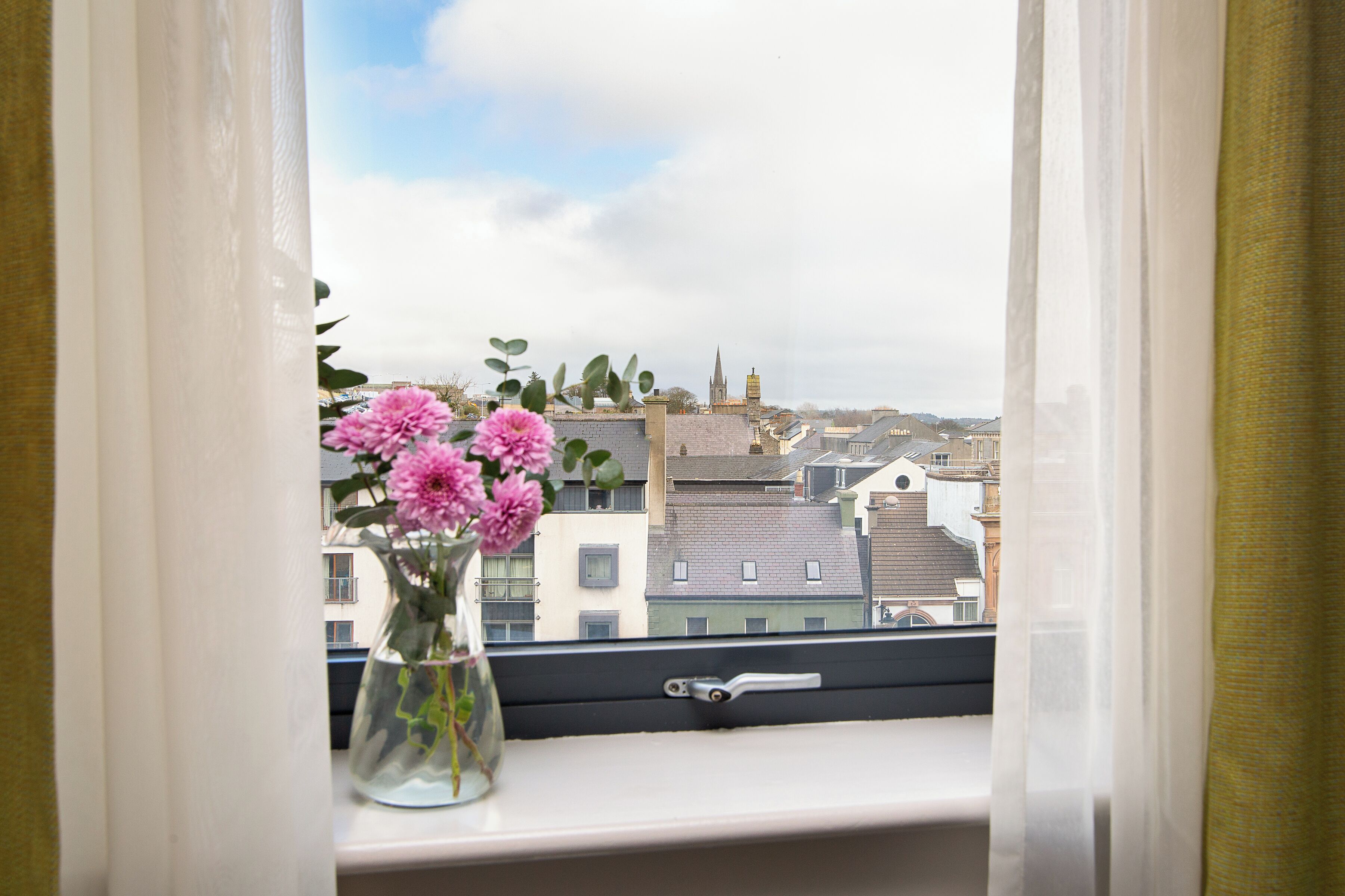 egyptian cotton sheets, premium bedding, memory-foam beds, in-room safe