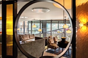 Uteservering, serverer lunsj og middag