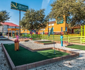 Mini-golf - Quality Inn & Suites SeaWorld North (San Antonio)
