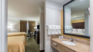 Chambre Standard, 2 grands lits, non-fumeurs | Salle de bain | Ensemble douche/baignoire, articles de toilette gratuits, sĂšche-cheveux