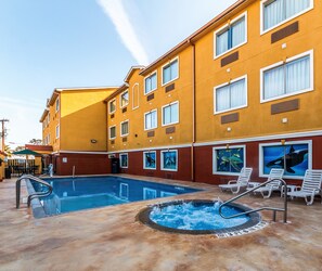 Outdoor spa tub - Quality Inn & Suites SeaWorld North (San Antonio)